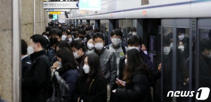 빽빽한 지하철 이미지- 뉴스에서 발췌한 사진