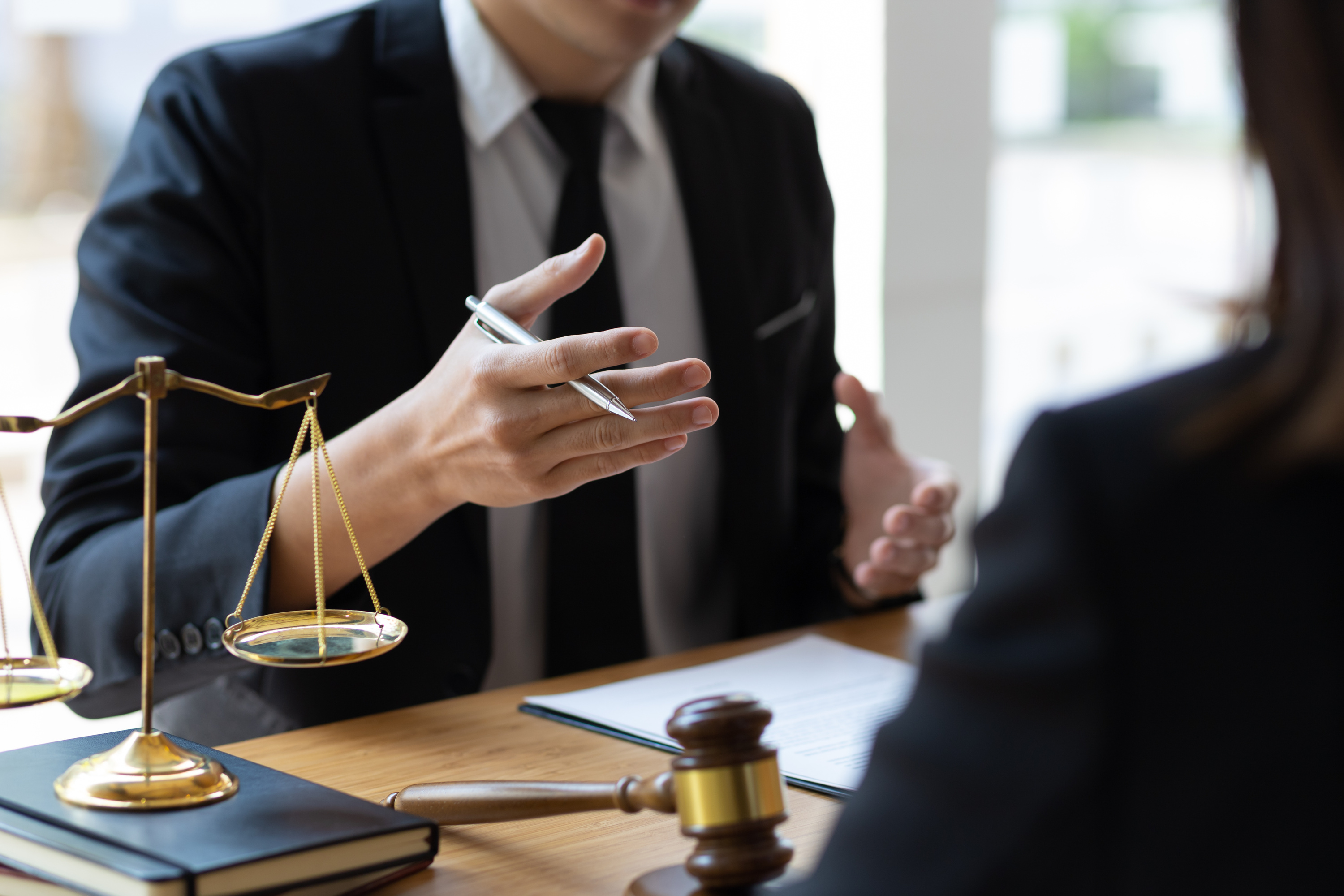 개인 파산 면책 서류를 검토하는 모습